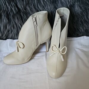 Hot in Hollywood Womens Winter White cream Booties Shoes Size 7.5W